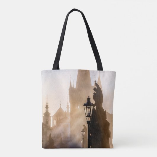 Charles Bridge in de ochtend Tote Bag (Achterkant)