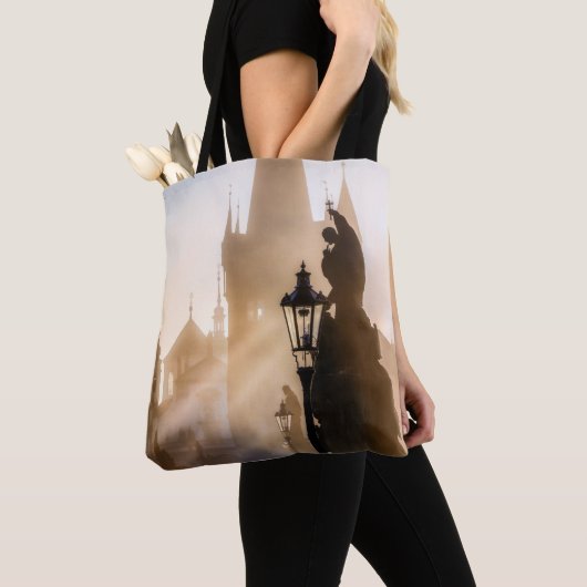 Charles Bridge in de ochtend Tote Bag (Dichtbij)