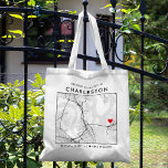 Charleston Love Locator | Stadsplattegrond Bruilof Tote Bag<br><div class="desc">Een leuke canvas tas voor een bruiloft of een andere gelegenheid die plaatsvindt in de prachtige stad Charleston, South Carolina. Dit tas beschikt over een overhead kaart van het centrum van de stad in een zwart omzoomde boxteler. Op de top zit een korte welkomstgroet en de naam van de stad....</div>