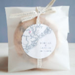 Charleston SC Kaart Elegante Dusty Blue Wedding Fa Ronde Sticker<br><div class="desc">Voeg een charmant tintje toe aan uw Charleston-huwelijksgunsten met deze elegante stoffige blauwe stickers met een kaartthema in Lowcountry South Carolina. Perfect voor het afdichten van gunstzakken of het versieren van geschenken op historische en romantische locaties zoals het William Aiken House, Boone Hall Plantation, Magnolia Plantation and Gardens, The Cedar...</div>