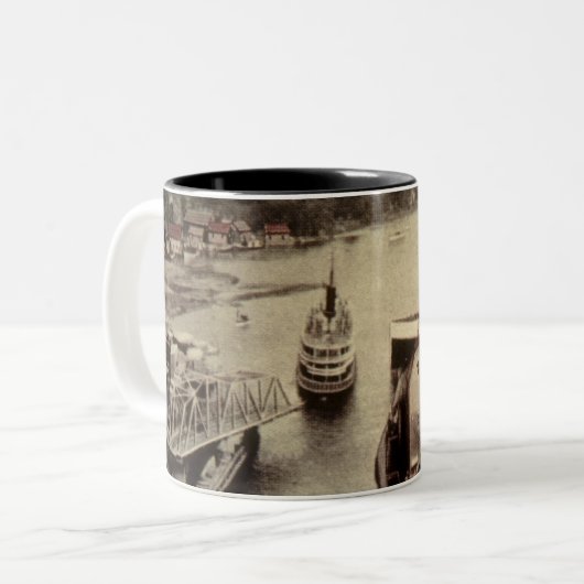 Charlevoix, Michigan, Showing River en Harbour Tweekleurige Koffiemok (Voorkant links)