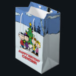 Charlie Brown en Friends Winter Birthday Medium Cadeauzakje<br><div class="desc">Wens dat verjaardagsfeest kind in je leven een gelukkige verjaardag met dit super schattige pinda-bord met de hele Peanuts-bende! Personaliseer u door jouw naam toe te voegen.</div>