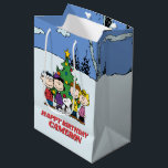 Charlie Brown en Friends Winter Birthday Medium Cadeauzakje<br><div class="desc">Wens dat verjaardagsfeest kind in je leven een gelukkige verjaardag met dit super schattige pinda-bord met de hele Peanuts-bende! Personaliseer u door jouw naam toe te voegen.</div>