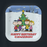 Charlie Brown en Friends Winter Birthday Papieren Bordje<br><div class="desc">Wens dat verjaardagsfeest kind in je leven een gelukkige verjaardag met dit super schattige pinda-bord met de hele Peanuts-bende! Personaliseer u door jouw naam toe te voegen.</div>