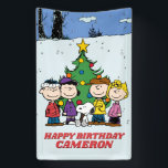 Charlie Brown en Friends Winter Birthday Spandoek<br><div class="desc">Wens dat verjaardagsfeest kind in je leven een gelukkige verjaardag met dit super schattige pinda-bord met de hele Peanuts-bende! Personaliseer u door jouw naam toe te voegen.</div>