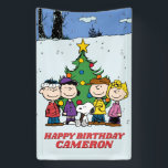 Charlie Brown en Friends Winter Birthday Spandoek<br><div class="desc">Wens dat verjaardagsfeest kind in je leven een gelukkige verjaardag met dit super schattige pinda-bord met de hele Peanuts-bende! Personaliseer u door jouw naam toe te voegen.</div>