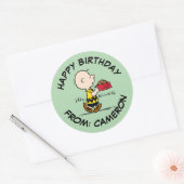Charlie Brown met Snoopy's Dish | Gefeliciteerd Ronde Sticker (Envelop)