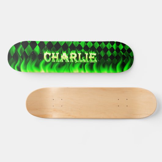 Charlie skateboard groen vuur en vlammenontwerp. (Horizontaal)