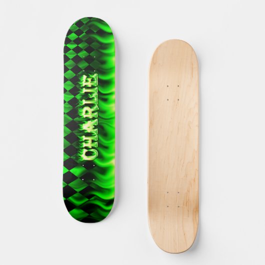 Charlie skateboard groen vuur en vlammenontwerp. (Voorkant)