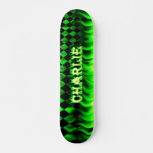 Charlie skateboard groen vuur en vlammenontwerp. (Voorkant)