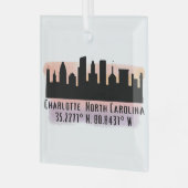 Charlotte NC City Skyline Latitude en Longitude Glas Ornament (Voorkant links)