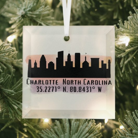Charlotte NC City Skyline Latitude en Longitude Glas Ornament (Insitu)