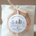 Charlotte Skyline | Welkomstbericht voor bruiloft Ronde Sticker<br><div class="desc">Verbeter uw huwelijksonthaalpakketten of de gunsten van de gebeurtenispartij met een douaneset van welkomststickers! Deze elegante maar toch minimalistische stickers zijn op maat gemaakt voor een bruiloft die plaatsvindt in de prachtige stad Charlotte, North Carolina. Ze hebben een moderne skyline met de naam van de stad eronder geïntegreerd. Alle elementen...</div>