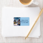 Charmant besneeuwd kerstdorp etiket<br><div class="desc">Dit charmante Adress Label beschikt over een besneeuwd dorp met kerst versierde huizen 's nachts. Straten en daken zijn dik bedekt met sneeuw,  ramen zijn helder verlicht,  kerstversieringen bestaan uit sparren en rode kerstboomballen. Prachtige en aanpasbare Adreslabels voor uw vakantiegroeten!</div>