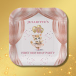 Charmant Dancing Kitten Foto Eerste Verjaardag Mei Papieren Bordje<br><div class="desc">Het is feesttijd en zo leuk om te versieren met die kleine ballerina en de roze en gouden ballonnen— aangevuld met haar aangepaste scriptnaam. "Liefde" is echt het antwoord. Alle ontwerpvragen sturen gewoon een chat of een e-mail naar charmdesignstudio@rcn.com en we helpen u graag verder.</div>