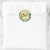 Charmant eendje in rustig water ronde sticker (Tas)