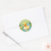 Charmant eendje in rustig water ronde sticker (Envelop)