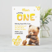 Charmant Honinggeel Schattige Beer Eerste Verjaard Kaart (Staand voorkant)