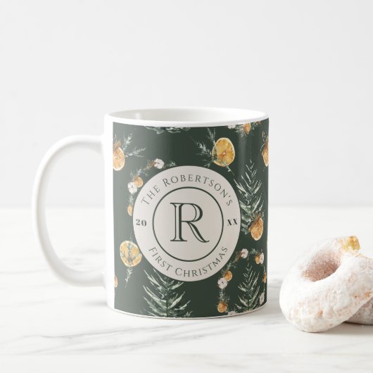 Charmant Kerstmis: Monogrammed Pas getrouwd Koffiemok (Met donut)
