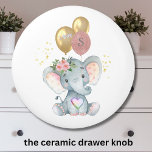 Charmant meisje olifant roze ballonnen hart keramische knop<br><div class="desc">U zult zo genieten van deze charmante ladeknop - met die kostbare olifant en de roze en gouden ballonnen - aangevuld met haar monogram / initiaal en "Liefde" op de andere ballon. Alle ontwerpvragen sturen gewoon een chat of een e-mail naar charmdesignstudio@rcn.com en we helpen u graag verder.</div>