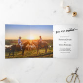 Charmant penseel script foto bruiloft drieluik uitnodiging (Binnen)