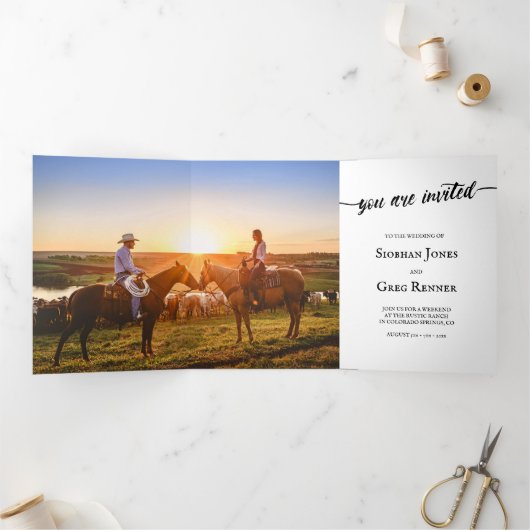 Charmant penseel script foto bruiloft drieluik uitnodiging (Binnen)