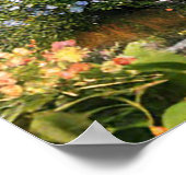 Charmant stenen huisje omgeven door weelderige tui poster (Hoek)