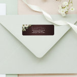 Charmante Cottage Rozen op Marsala Bruiloft Etiket<br><div class="desc">Verhoog de elegantie van uw bruiloft uitnodigingen door het gebruik van deze prachtige bordeaux bloemenretouradreslabels. Onze 'Charming Cottage Rozen on Marsala' trouwlabels worden geleverd met een prachtig boeket van witte rozen in de linkerbovenhoek, wat een zacht en romantisch tintje geeft aan het ontwerp. U kunt de labels personaliseren met uw...</div>