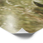 Charmante jonge vrouw die over het platteland loop foto afdruk (Hoek)