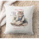 Charmante katten Mam Monogram Love to Read Kussen<br><div class="desc">Absoluut charmant en waar voor je — of voor iemand die je op dit moment kunt bedenken — de schattige kat die graag leest en die het ook doet. Let ook op het aangepaste monogram met twee kleuren en het kleine hart aan het einde van de "liefde voor lezen" —...</div>