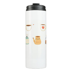 Charmante koffiebekers, stapels boeken thermosbeker