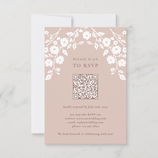 Charmante roze volksbloemen Floral QR-code RSVP Kaartje (Voorkant)