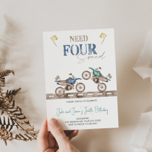 Charmante Twins Dirt Bike 4e Verjaardag Uitnodigin Kaart