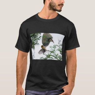 Charmante vogel bouwt een nest t-shirt