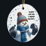 Charmante Weight Lifting Snowman Keramisch Ornament<br><div class="desc">Een charmante sneeuwman tilt een flinke barbell buiten op een besneeuwde dag,  vergezeld van een geestig gezegde: "Sneeuwmannen werken hard om hun vorm te behouden." Hij is stijlvol in zijn toque en sjaal op dit ornament klaar om je boom te versieren.</div>