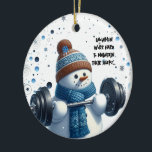 Charmante Weight Lifting Snowman Keramisch Ornament<br><div class="desc">Een charmante sneeuwman tilt een flinke barbell buiten op een besneeuwde dag,  vergezeld van een geestig gezegde: "Sneeuwmannen werken hard om hun vorm te behouden." Hij is stijlvol in zijn toque en sjaal op dit ornament klaar om je boom te versieren.</div>