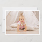 Charmante witte bloemen foto meisje doop save the date (Achterkant)