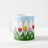 Charmante witte piket hek met tulpen koffiemok (Voorkant links)