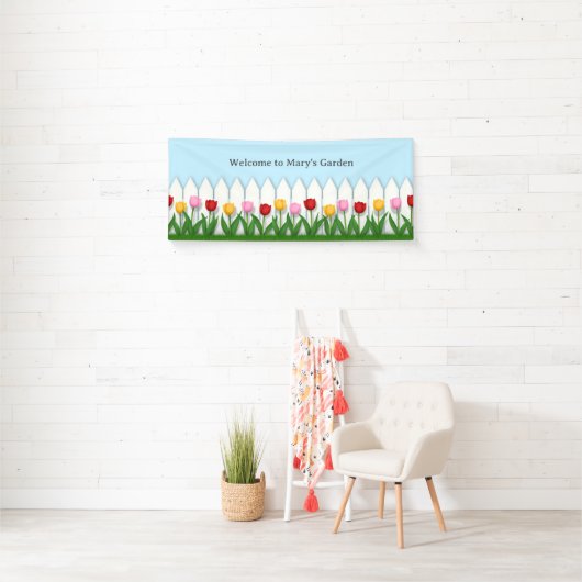 Charmante witte piket hek met tulpen op maat spandoek (Insitu)