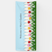 Charmante witte piket hek met tulpen op maat spandoek (Verticaal)