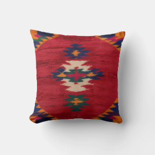 charme met rode Kilim Turks tapijt Kussens