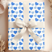 Charming Blue Hearts op wit inpakpapier