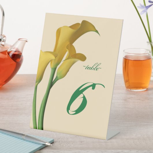 Charming Calla Lily Wedding Table Number Reclamebord Met Voetstuk (Insitu)