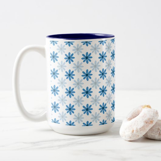 Charming Modern Blue Blossom Tweekleurige Koffiemok (Met donut)