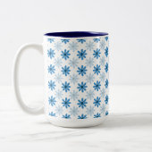 Charming Modern Blue Blossom Tweekleurige Koffiemok (Links)