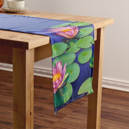 Charming Pink Water Lilies Korte Tafelloper (Voorbeeld)