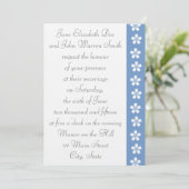Charming Sakura in Periwinkle Wedding Invitation Kaart (Staand voorkant)