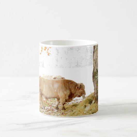 Charolais-stier in de sneeuw koffiemok (Center)