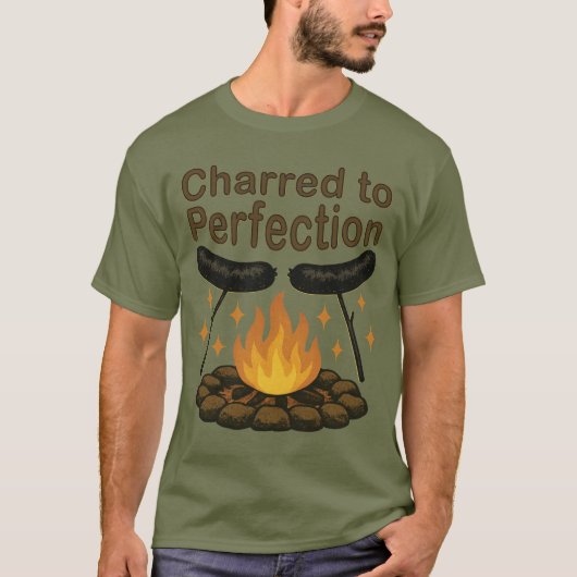 Charred to Perfection Grappige kampvuur hotdog T-shirt (Voorkant)