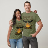 Charred to Perfection Grappige kampvuur hotdog T-shirt (Unisex)